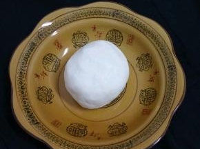 把糯米加入温水和成团。