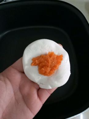 按扁，放上果渣。