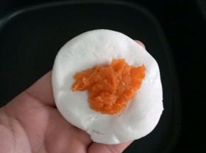 按扁，放上果渣。