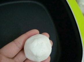 收口，按压成饼。