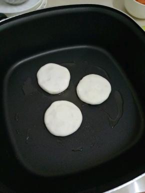 放入抹油的锅中