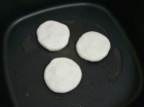 放入抹油的锅中