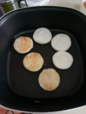 小火煎至两面金黄即可。