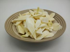 茭白切成滚到片（看着粗心不一样，是我家孩子切的）