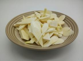 茭白切成滚到片（看着粗心不一样，是我家孩子切的）