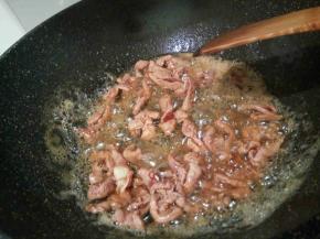 锅里放油，爆香生姜，蒜，放肉丝翻炒至变色