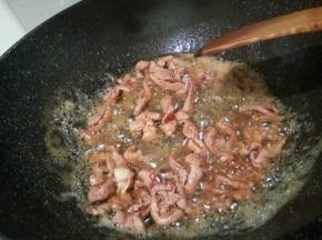 锅里放油，爆香生姜，蒜，放肉丝翻炒至变色