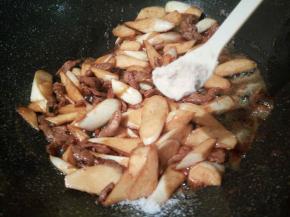 鸡粉一勺翻炒均匀