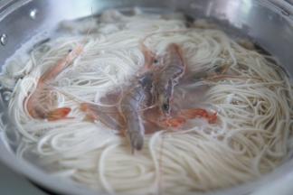 放入之前处理好的鲜虾