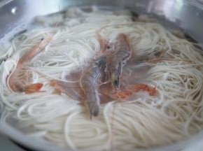 放入之前处理好的鲜虾