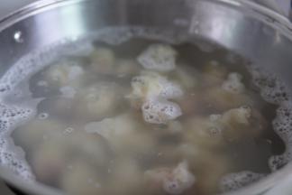 水烧开后先放入馄饨