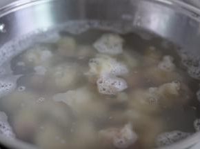 水烧开后先放入馄饨