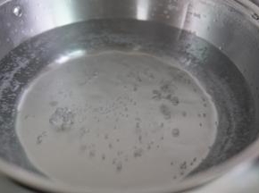 取锅烧一锅开水烧开