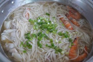 调入生抽和盐，还有鸡精调味，出锅前撒葱花即可