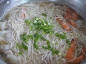 调入生抽和盐，还有鸡精调味，出锅前撒葱花即可