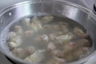 大火煮至馄饨浮起来