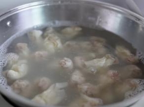 大火煮至馄饨浮起来