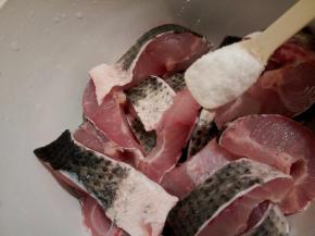 黑鱼是商家帮忙处理切小块的，回家洗干净就可以腌制，加盐一勺