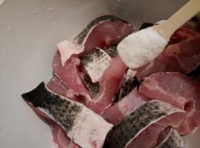 黑鱼是商家帮忙处理切小块的，回家洗干净就可以腌制，加盐一勺