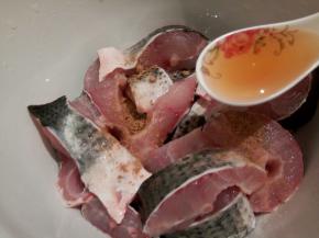 料酒一勺，去腥，