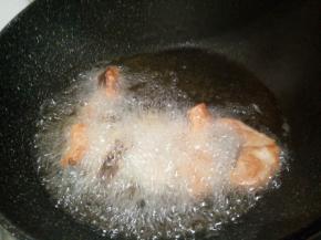 锅里油多放一点，油温要高，放黑鱼块油炸，全程都是开大火