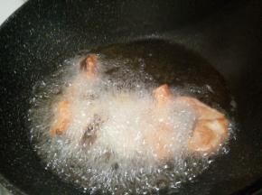 锅里油多放一点，油温要高，放黑鱼块油炸，全程都是开大火