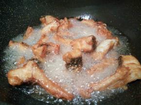 全部油炸好，再放入锅里复炸一次，保证鱼块吃起来酥的口感