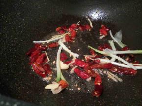 锅里留一点底油，炒香干辣椒，花椒，葱段，