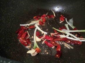 锅里留一点底油，炒香干辣椒，花椒，葱段，