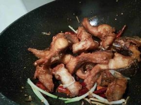 放鱼块翻炒，起锅之前，撒点黑胡椒粉，葱，