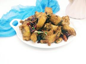 又麻又辣的鱼块来了，一边炸，一边就有人在品尝，还真是迫不及待呀！