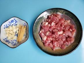 猪肉切丁，蒜切碎，姜切丝备用。