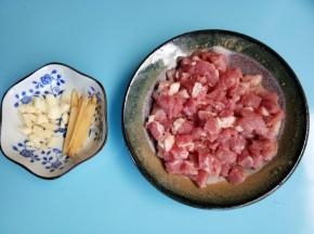 猪肉切丁，蒜切碎，姜切丝备用。