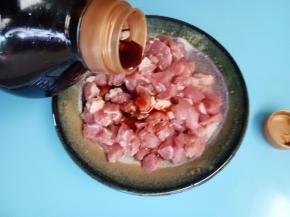 肉丁加入料酒、酱油、蚝油、生粉、盐，腌渍15分钟。