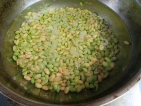 锅内放水烧开放少许盐，下入毛豆焯1分。