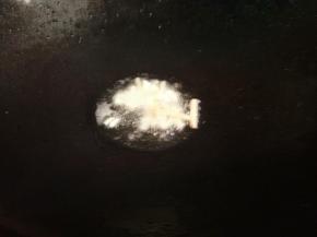 热锅放油，下蒜，姜爆香