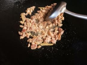 放入腌好的肉丁中大火翻炒到变色。