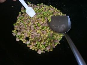 出锅前加入盐调味即可。