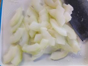 冬瓜去皮去籽切片。