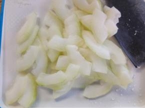 冬瓜去皮去籽切片。