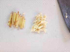 姜切丝、蒜切小丁备用。