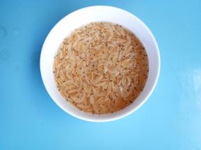 虾皮放入碗中清洗，沥干水份。