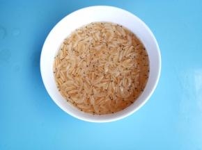 虾皮放入碗中清洗，沥干水份。