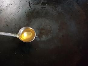热锅下油。