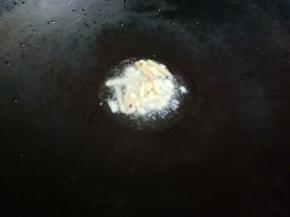 放入姜、蒜爆香。