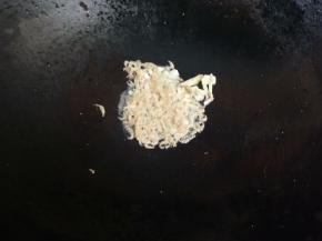 小火放入虾皮。