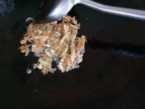 将虾皮炒至金黄。