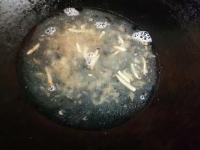 倒入一大碗清水。开大火。