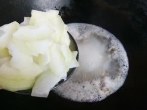 水烧开后加入冬瓜。