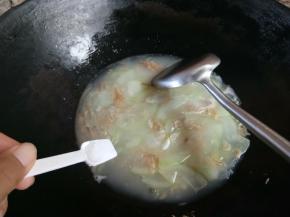 最后加入少许盐调味，出锅。